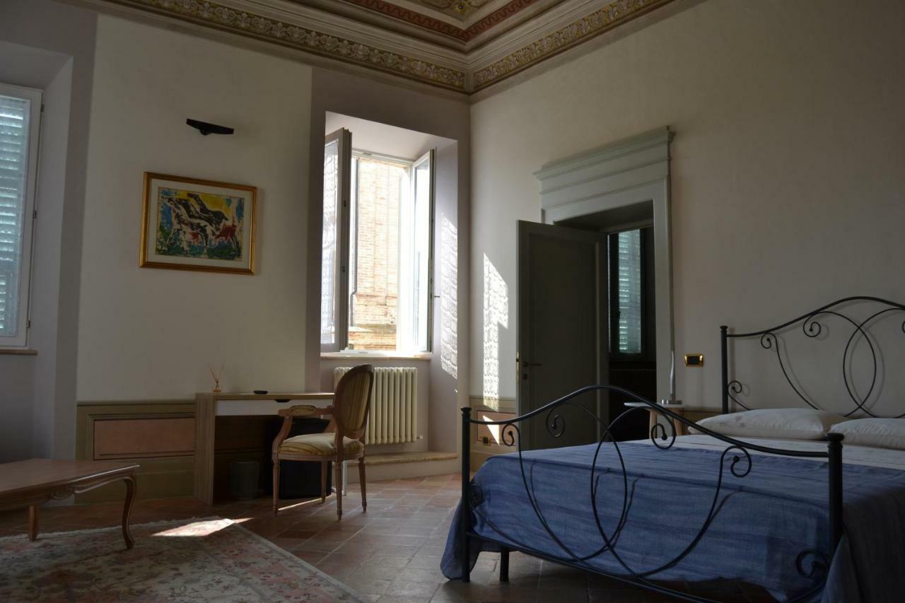Отель Palazzo Roberti Монте-Сан-Джусто Экстерьер фото